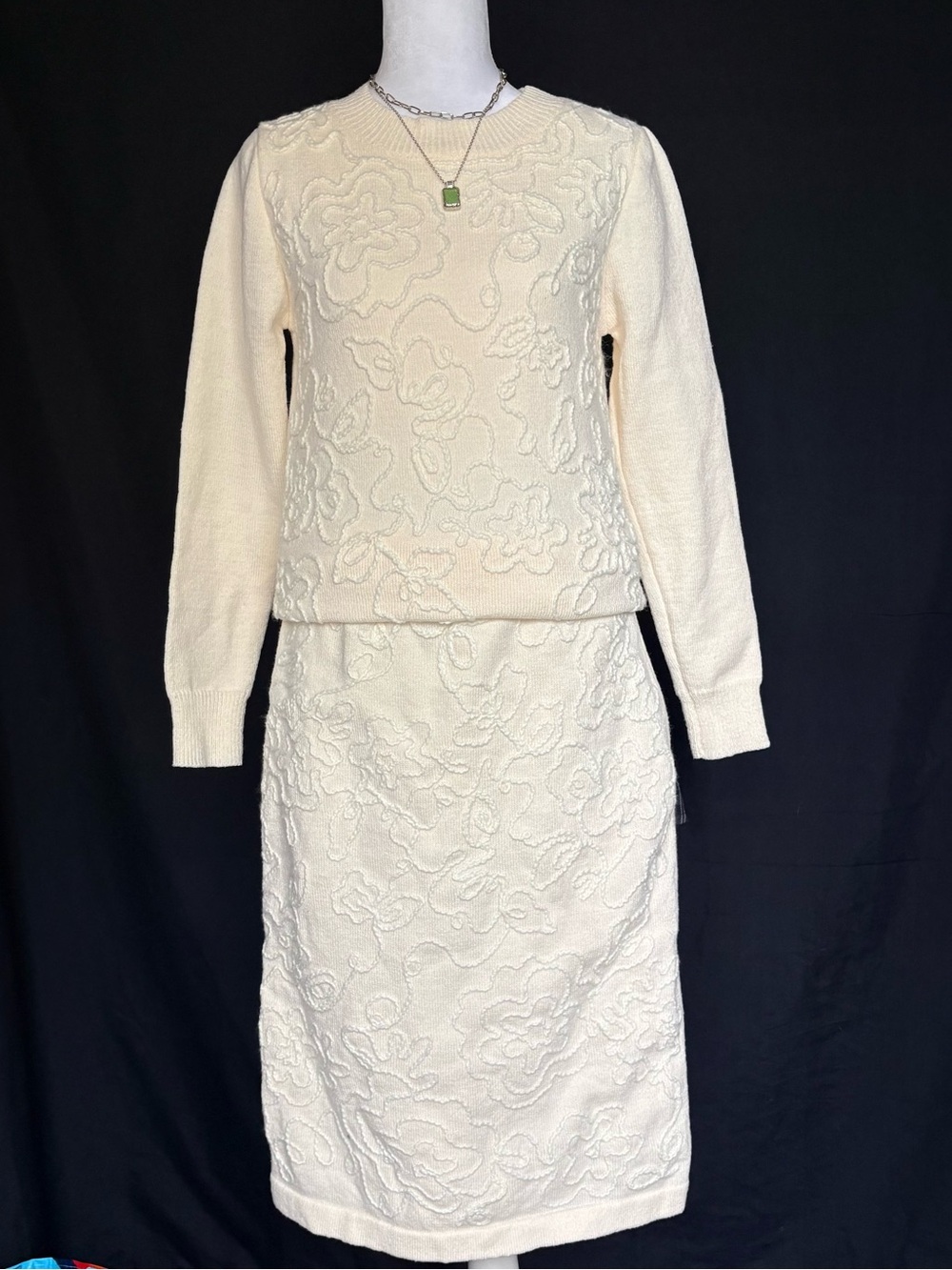 knit set Cream Embroidered sweater and skirt